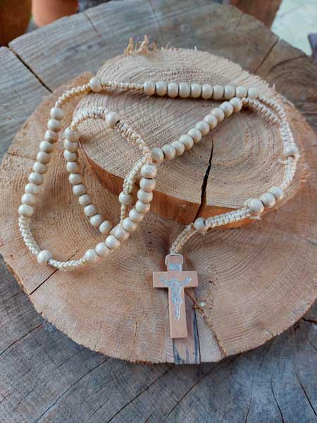 Rozenkrans - bidketting uit hout met een kruis dat je beschermen zal