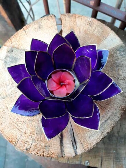 Lotusbloem uit capiz schelpen in indigo - de 6e Chakra + GRATIS leelawadee waxinelichtje kado