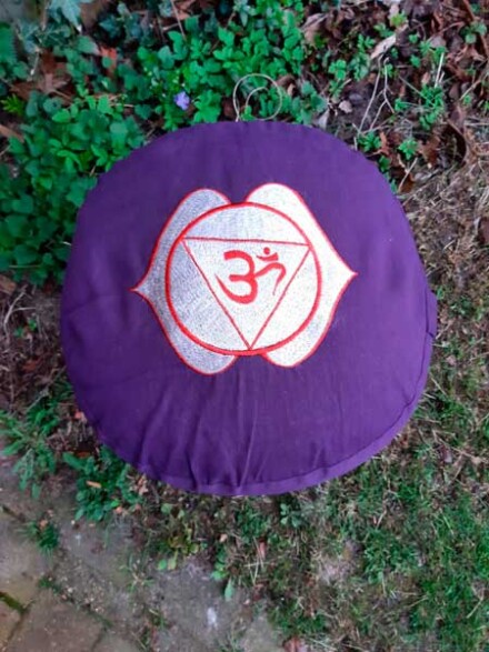 Meditatie kussen paars met Ohm symbool + gratis wierook + affirmaties + extra boekweit dopjes
