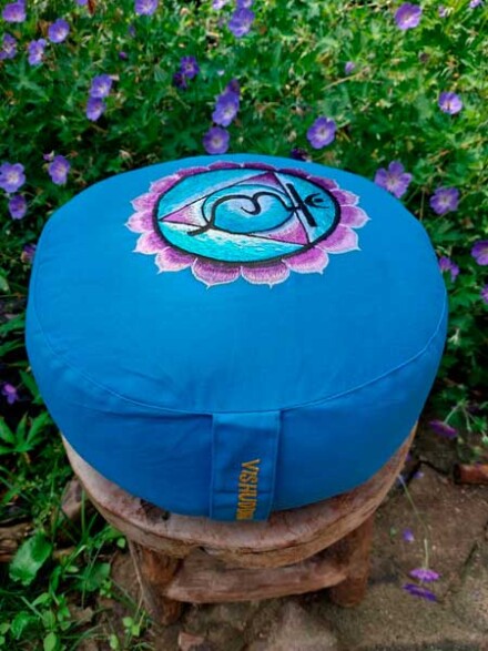 Meditatie kussen blauw met een 5e chakra symbool + wierook + affirmaties + extra boekweit dopjes - Afbeelding 3