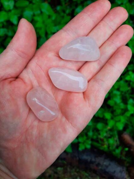 Rozenkwarts stenen in organza zakje, 3 grote liefdes stenen voor in water of om mee te knuffelen - Afbeelding 2