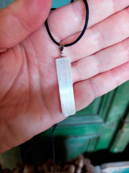 Seleniet kristal ketting hanger beschermend je auraveld en helpt rust en balans te vinden + koord + organza zakje - Afbeelding 6