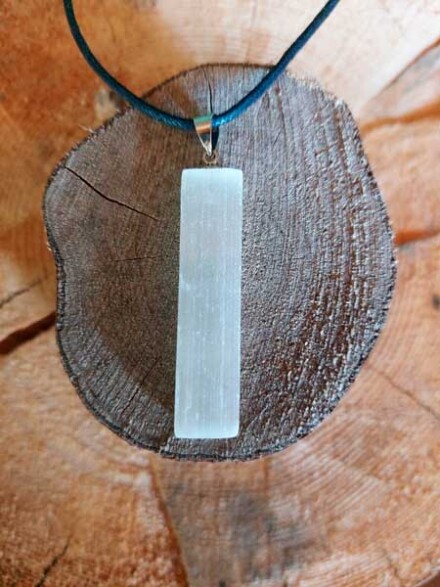 Seleniet kristal ketting hanger beschermend je auraveld en helpt rust en balans te vinden + koord + organza zakje - Afbeelding 3