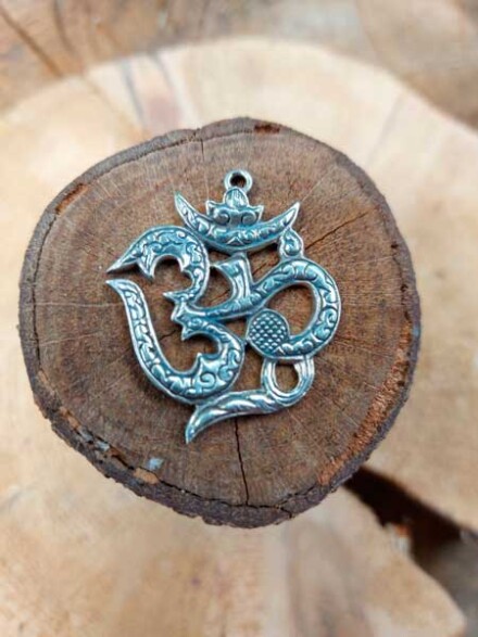 Ohm symbool uit verzilverd brons, mooie kettinghanger, ook leuk aan je tas of sleutelbos + koord