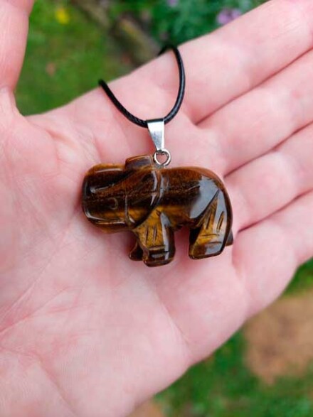 Olifant ketting hanger uit tijgeroog voor zelfvertrouwen brengt je veel geluk + doosje + beschrijving - Afbeelding 2