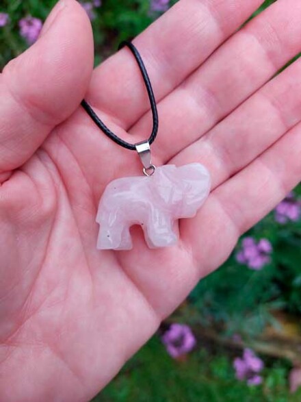 Olifant ketting hanger uit rozenkwarts voor meer zelfliefde en brengt je veel geluk + doosje + beschrijving