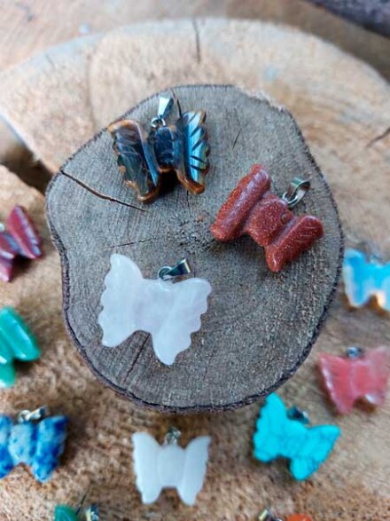 Vlinder hanger uit edelsteen, ze ondersteunt je en maakt je vrij + koord in organza zakje - Afbeelding 3