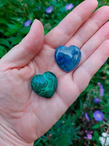 Harten duo uit Malachiet + Lapiz lazuli harten bevordert jouw spirituele kracht en ondersteunt bij reumatische klachten + organza zakje