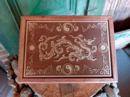 Kist met een draak voor voorspoed en geluk, handgemaakt voor crematie as, sieraden, edelstenen
