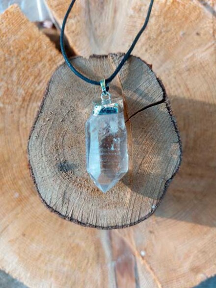Ruwe bergkristal hanger met verzilverde afwerking, ze zuivert je auraveld en geeft je energie + zwart koord - Afbeelding 4