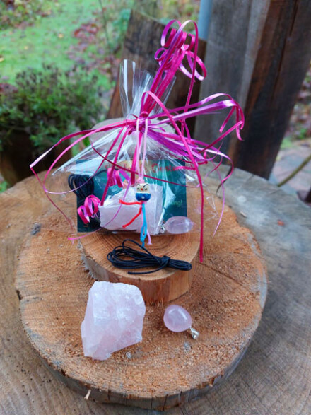 Zakje vol liefde met ruwe brok + hanger uit rozenkwarts voor meer zelfliefde of om kado te geven aan je liefje - Afbeelding 3
