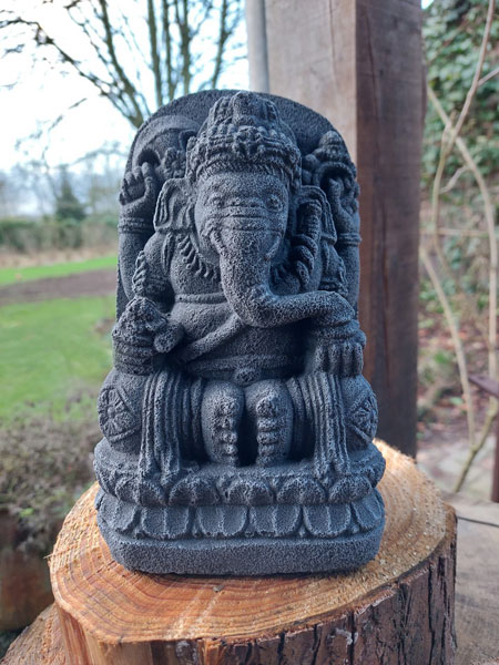 ganescha ganesh tuin hindoestaanse godheid ganesha opruimer olifant ganesha de opruimer van obstakels in het leven olifant met mensen hoofd geluks brenger tuin ganesha ganesha stenen ganesha kracht krachtig