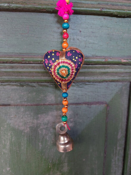 Hartjes liefdes slinger met harten met belletje met chakra kralen, ze komt je wat liefde brengen + chakra beschrijving - Afbeelding 4