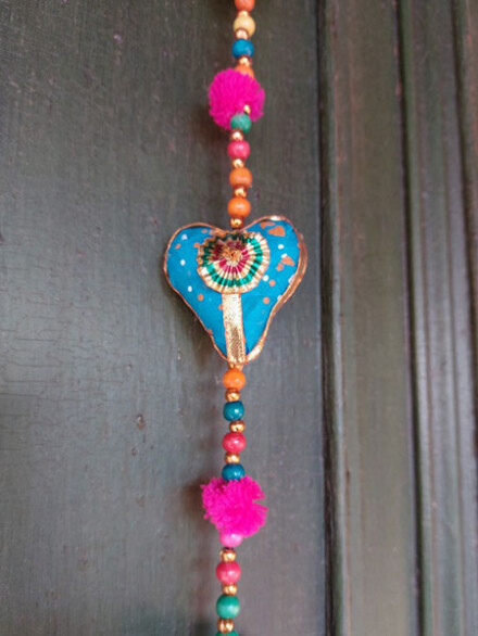 Hartjes liefdes slinger met harten met belletje met chakra kralen, ze komt je wat liefde brengen + chakra beschrijving - Afbeelding 2