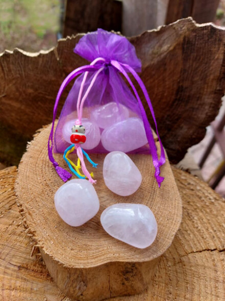 Rozenkwarts stenen in organza zakje, 3 grote liefdes stenen voor in water of om mee te knuffelen