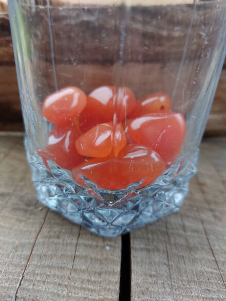 Carneool 100 gr. voor krachtig water, ze ondersteunen bij burn out, depressie, stenen beuren je op, om in water te leggen of om mee te knuffelen - Afbeelding 3