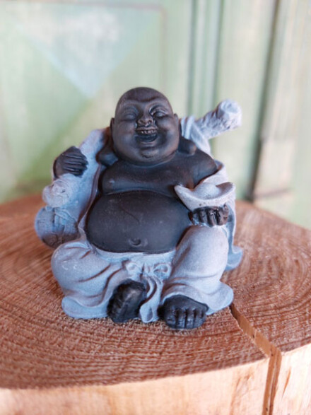 Happy Boeddha mini urn met een geluksmunt, goudklomp met juk uit steen met hematiet edelsteen / LAATSTE