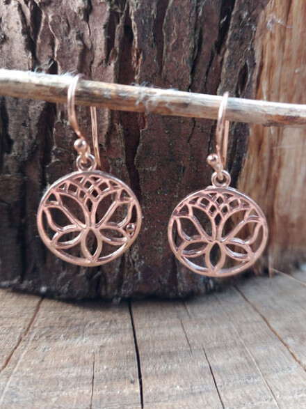 Oorbellen met messing roze goudkleur met een lotusbloem, met liefde met de hand gemaakt + brokaat zakje