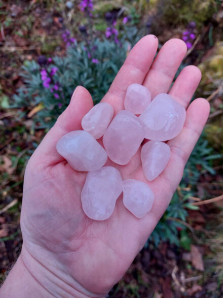 Rozenkwarts stenen voor krachtig water, 150 gr. liefdes stenen voor in water te leggen of om mee te knuffelen