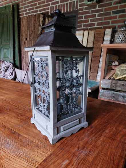 Lantaarn voor drie lampen met de hand vervaardigd uit hout met glas met sierlijke details om een ruimte te verlichten / LAATSTE
