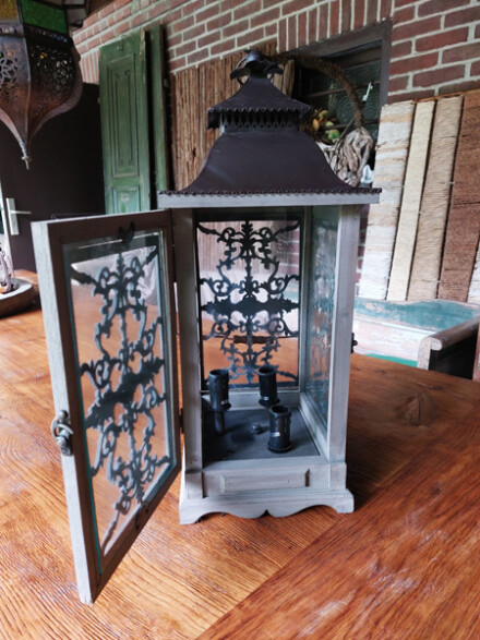 Lantaarn voor drie lampen met de hand vervaardigd uit hout met glas met sierlijke details om een ruimte te verlichten / LAATSTE - Afbeelding 3