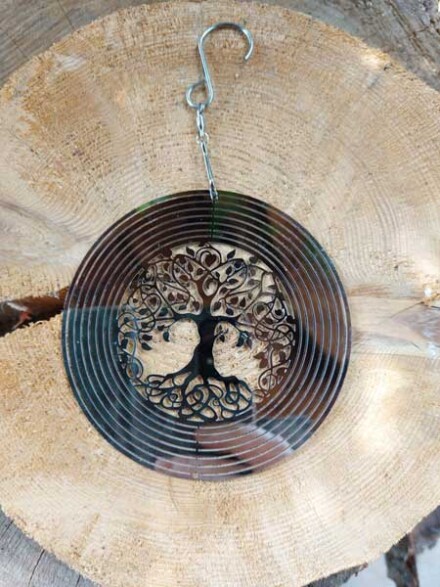 Levensboom als mooie hanger met hartjes vol liefde, ze straalt prachtig in een ruimte - Afbeelding 2