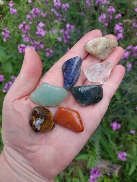 Seleniet kristal met the Flower of Life gegraveerd als oplaad schijf + 6 grotere stenen - Afbeelding 2