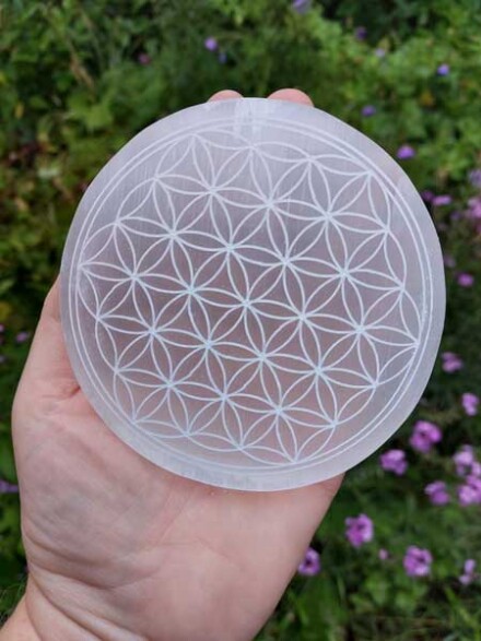 Seleniet kristal met the Flower of Life gegraveerd als oplaad schijf + 6 grotere stenen
