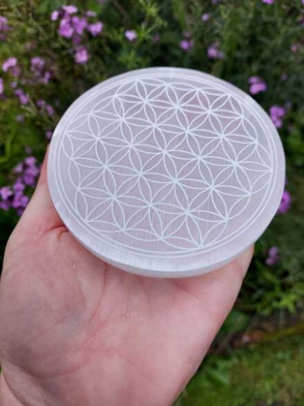 Seleniet kristal met the Flower of Life gegraveerd als oplaad schijf + 6 grotere stenen - Afbeelding 3