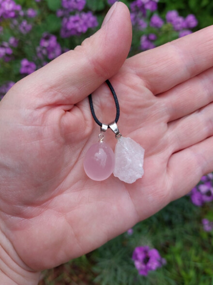 HSP set met liefdevolle energie uit rozenkwarts hangers, ze vergroten jouw zelfliefde + koord in organza zakje