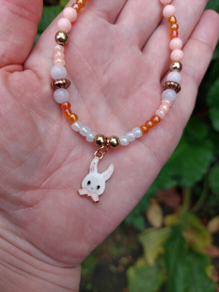 Kinder armband XL met rozenkwarts met zalmkleurige + bronskleurige kralen + konijn bedel + organza zakje - Afbeelding 2