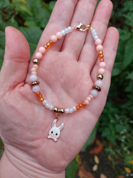 Kinder armband XL met rozenkwarts met zalmkleurige + bronskleurige kralen + konijn bedel + organza zakje - Afbeelding 5