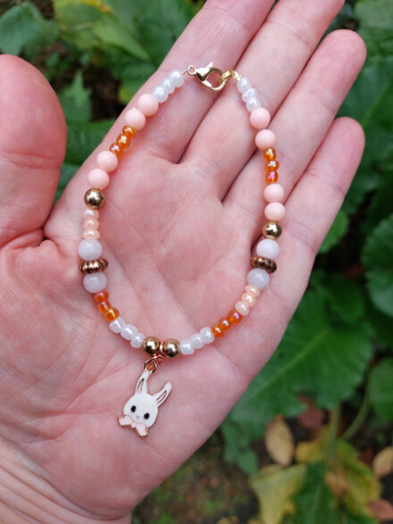 Kinder armband XL met rozenkwarts met zalmkleurige + bronskleurige kralen + konijn bedel + organza zakje - Afbeelding 4