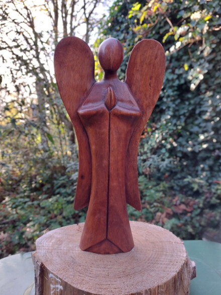Engel urn donker XXL met liefde met de hand vervaardigd uit hout, een engel om een beetje crematie as in te kunnen bewaren / LAATSTE