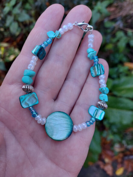 Armband met larimar met parelmoer kralen, ze opent nieuwe dimensies, verwijdert blokkades en beperkingen, heft angsten op + zakje - Afbeelding 9