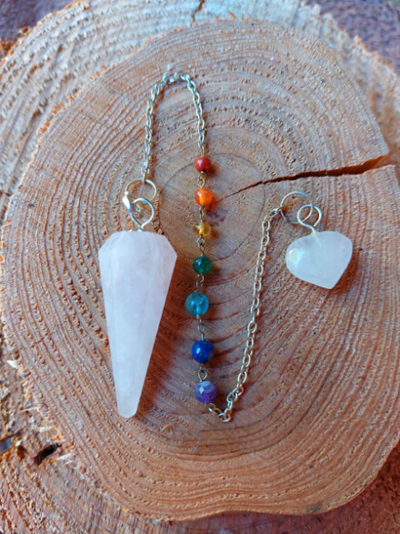 Pendel uit rozenkwarts met chakra edelsteentjes + velours zakje + werkbeschrijving + chakra betekenis / LAATSTE - Afbeelding 5