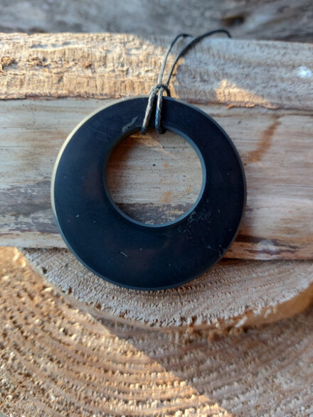 Shungiet ronde grote hanger ze beschermt tegen straling, ontgift, zuivert en reinigt het lichaam + koord + organza zakje