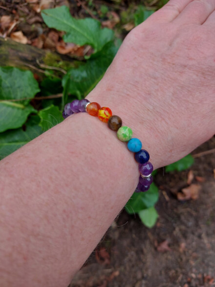 Chakra armband uit Amethist met vrolijke regenboog edelstenen en mineralen + chakra beschrijving in zakje - Afbeelding 2
