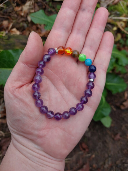 Chakra armband uit Amethist met vrolijke regenboog edelstenen en mineralen + chakra beschrijving in zakje - Afbeelding 4