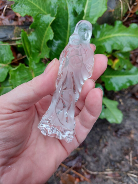 Maria met kindje Jezus uit kristalglas, mooi vredig beeldje wat een ruimte zal vullen met regenboog kleuren - Afbeelding 3