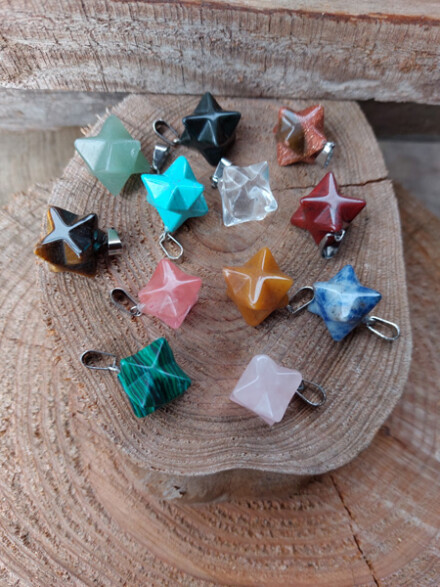 Merkaba hanger uit edelsteen, brengt je weer terug in de juiste balans + koord in organza zakje