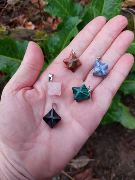 Merkaba hanger uit edelsteen, brengt je weer terug in de juiste balans + koord in organza zakje - Afbeelding 2