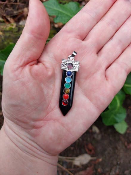 Chakra hanger uit Onyx voor meer zelfvertrouwen, ondersteunt bij stress, verbetert je concentratie + doosje + chakra tekst - Afbeelding 2