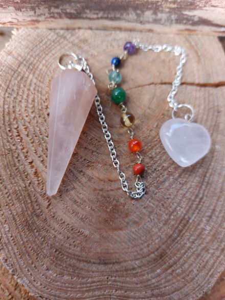 Pendel uit rozenkwarts met chakra edelsteentjes + velours zakje + werkbeschrijving + chakra betekenis / LAATSTE