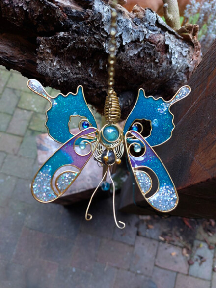 Vlinder windgong met glitters in opaal, blauw met roze met hoge frisse klankjes, ze straalt voor een raam of onder een afdak - Afbeelding 11
