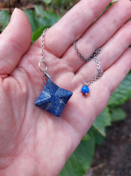 Pendel als een merkaba uit Lapis Lazuli edelsteen + werkbeschrijving + DNA korrels + satijnen zakje