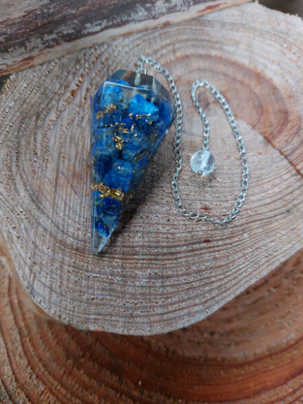 Pendel orgonite uit kunsthars met Lapis Lazuli edelsteen en koper + werkbeschrijving + brokaat zakje