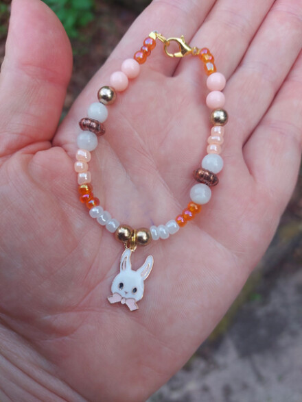 Kinder armband XL met rozenkwarts met zalmkleurige + bronskleurige kralen + konijn bedel + organza zakje - Afbeelding 7