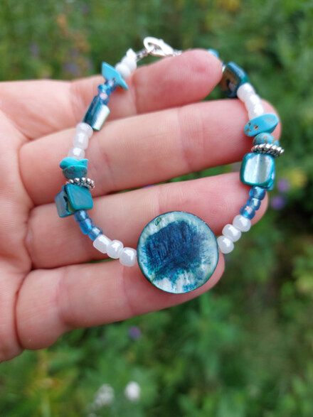 Armband met larimar met parelmoer kralen, ze opent nieuwe dimensies, verwijdert blokkades en beperkingen, heft angsten op + zakje