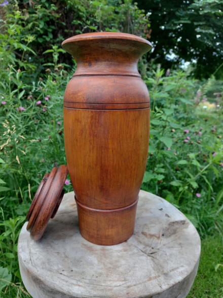 Elegante urnpot, ze is met liefde met de hand vervaardigd uit hout